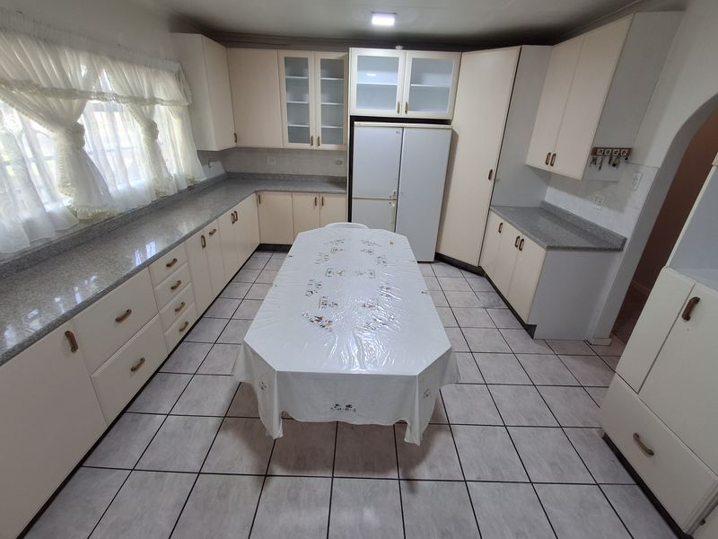 Exceptional 3 bedroom home with Pool and huge Lapa - Photo 7
