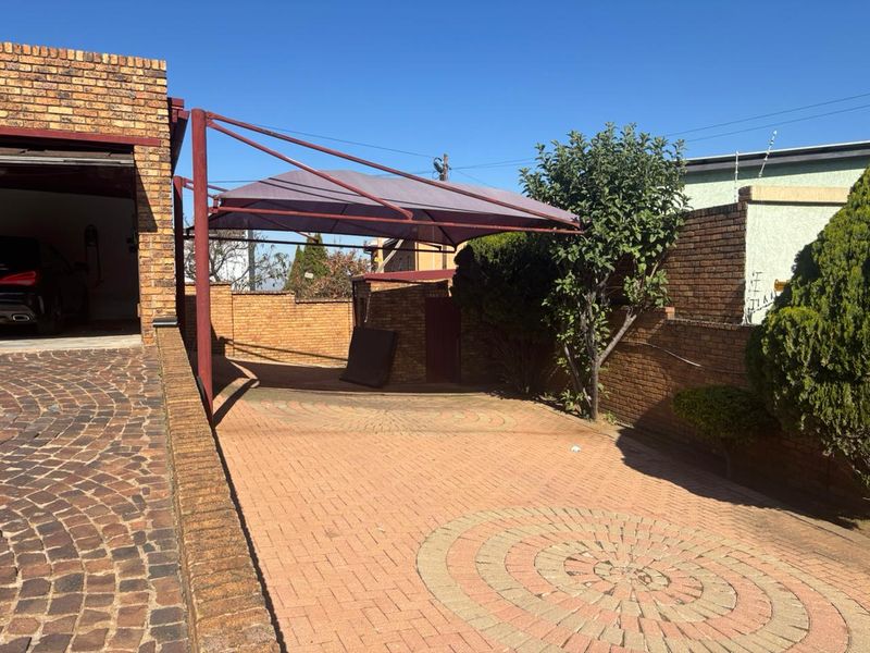 4-bed pet-friendly home with 2 baths, double garage, 2 dining rooms & staff quarters. - Photo 3