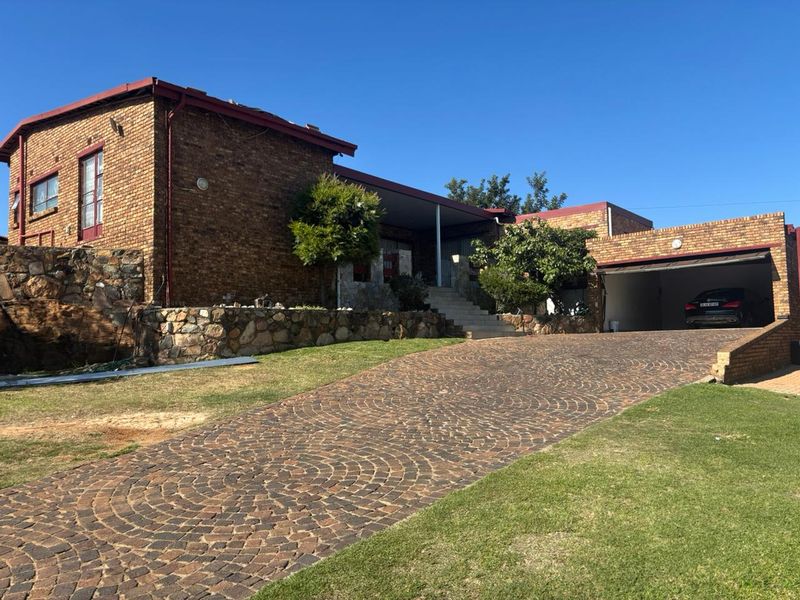 4-bed pet-friendly home with 2 baths, double garage, 2 dining rooms & staff quarters. - Photo 1