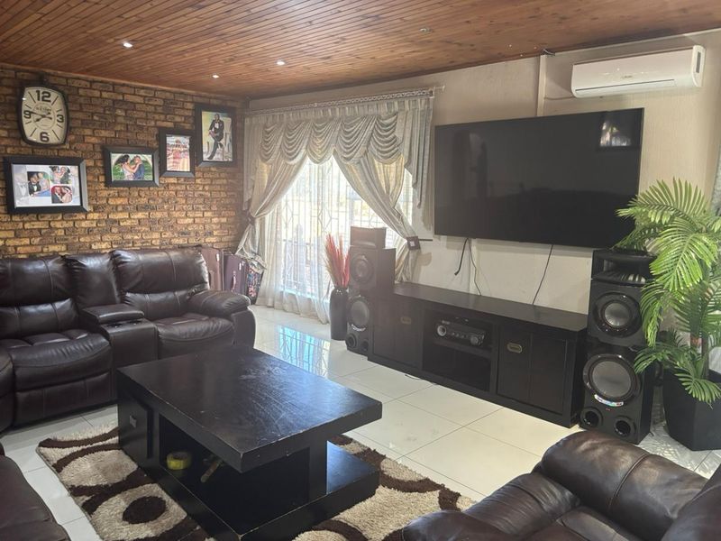 4-bed pet-friendly home with 2 baths, double garage, 2 dining rooms & staff quarters. - Photo 9