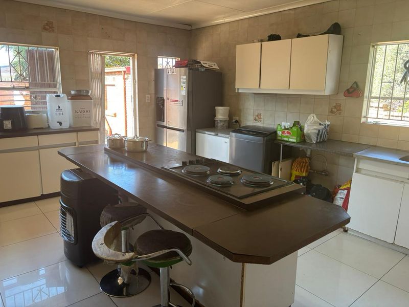 4-bed pet-friendly home with 2 baths, double garage, 2 dining rooms & staff quarters. - Photo 7