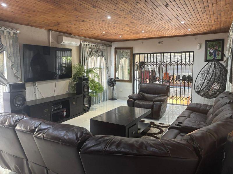 4-bed pet-friendly home with 2 baths, double garage, 2 dining rooms & staff quarters. - Photo 8