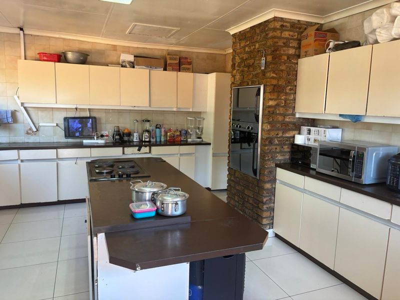4-bed pet-friendly home with 2 baths, double garage, 2 dining rooms & staff quarters. - Photo 6