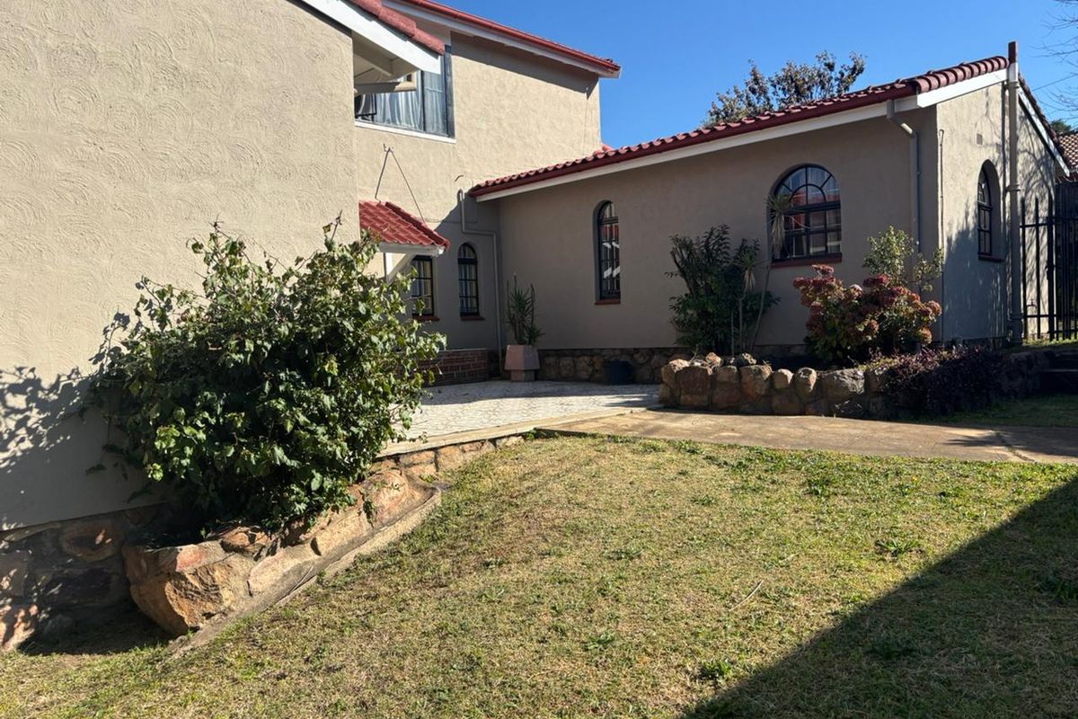 Large family home in Oakdene with 8 bedrooms, separate flatlet, pet-friendly next to The Glen mall. - Photo 5