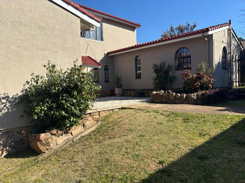 Large family home in Oakdene with 8 bedrooms, separate flatlet, pet-friendly next to The Glen mall. - Photo 5
