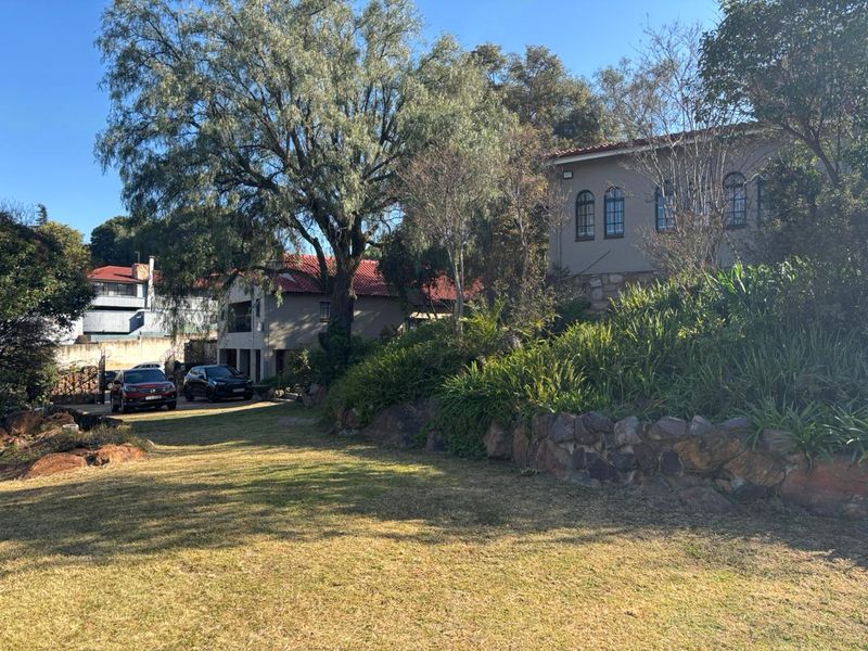 Large family home in Oakdene with 8 bedrooms, separate flatlet, pet-friendly next to The Glen mall. - Photo 8