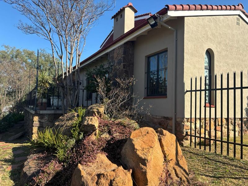 Large family home in Oakdene with 8 bedrooms, separate flatlet, pet-friendly next to The Glen mall. - Photo 7