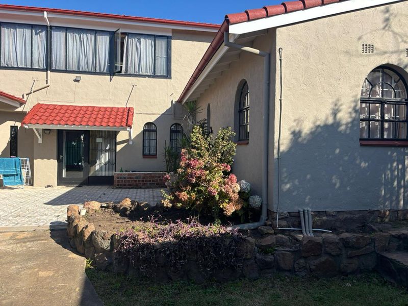 Large family home in Oakdene with 8 bedrooms, separate flatlet, pet-friendly next to The Glen mall. - Photo 6