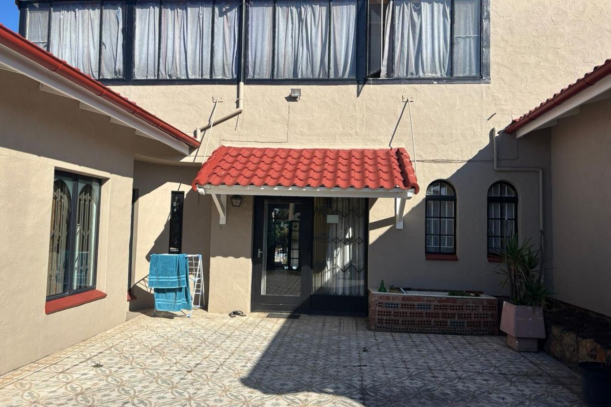 Large family home in Oakdene with 8 bedrooms, separate flatlet, pet-friendly next to The Glen mall. - Photo 4