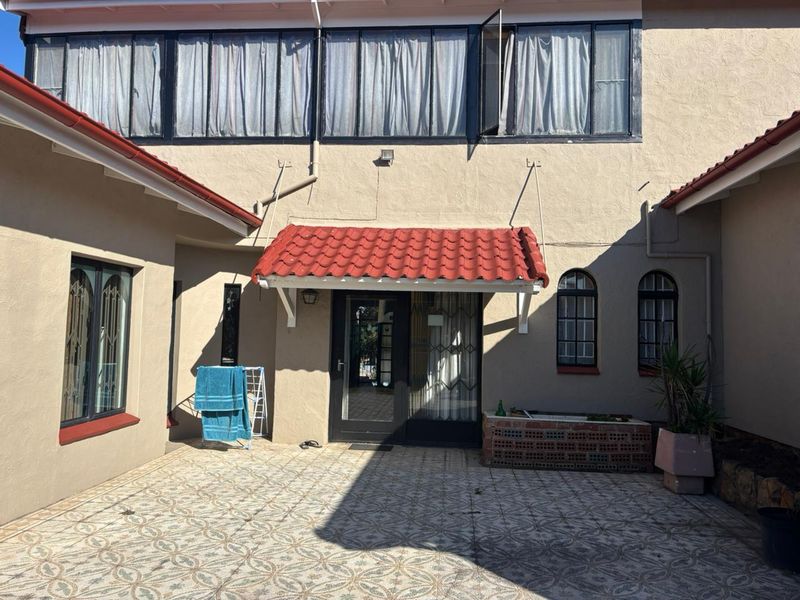 Large family home in Oakdene with 8 bedrooms, separate flatlet, pet-friendly next to The Glen mall. - Photo 4