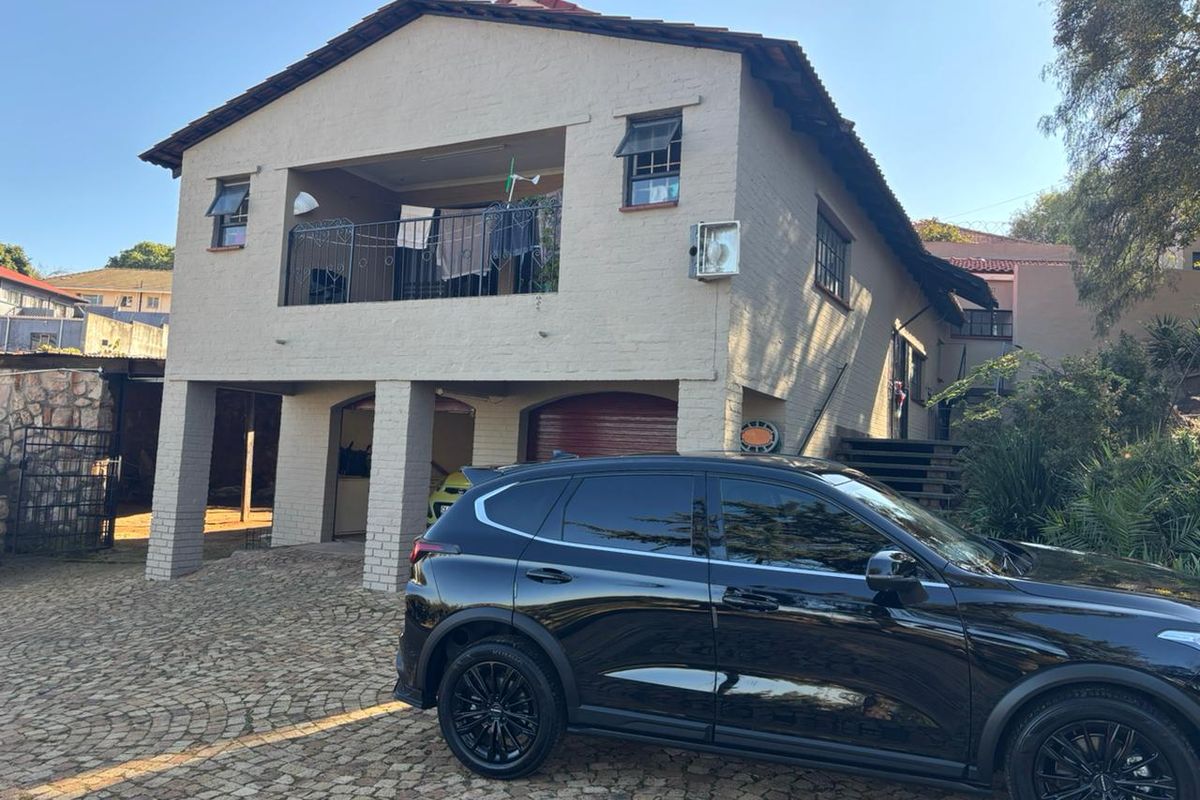 Large family home in Oakdene with 8 bedrooms, separate flatlet, pet-friendly next to The Glen mall. - Photo 3