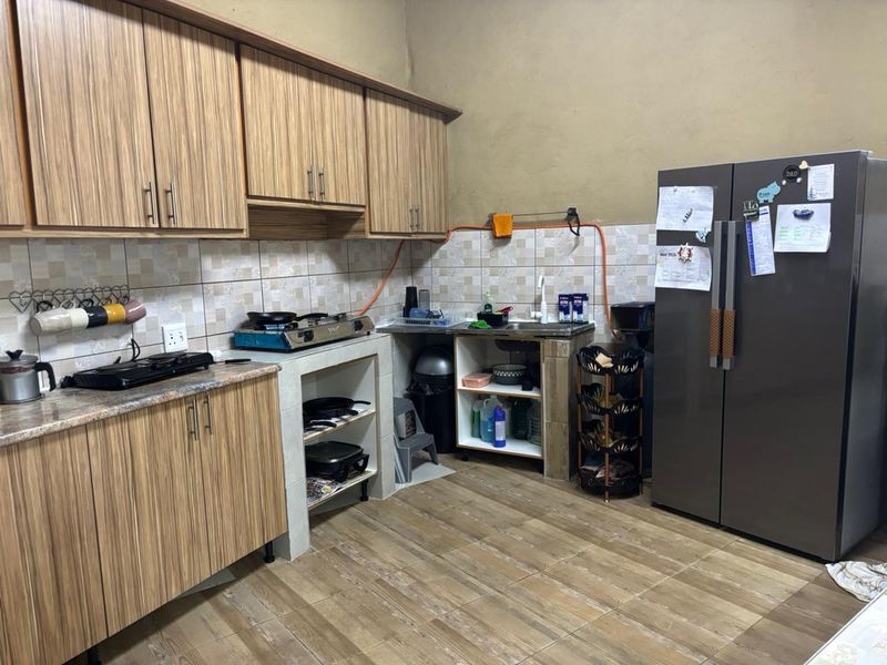 Large family home in Oakdene with 8 bedrooms, separate flatlet, pet-friendly next to The Glen mall. - Photo 9