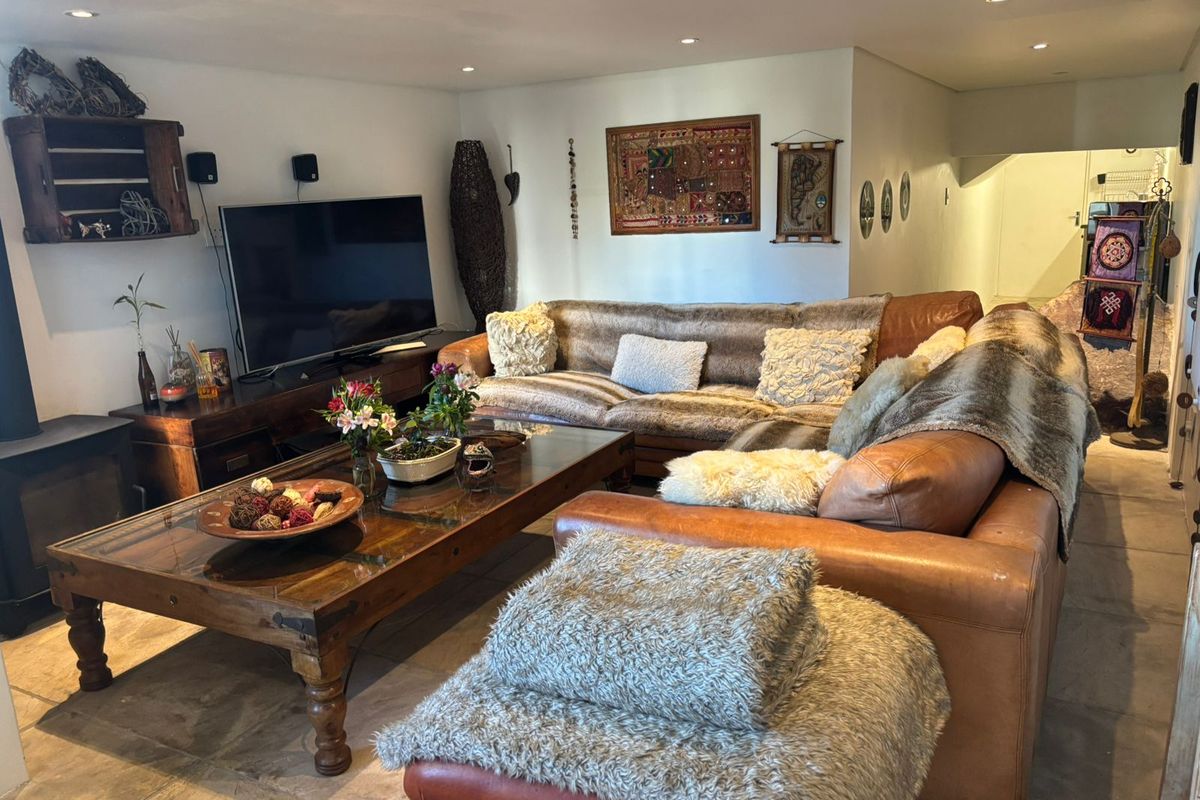 Stylish ad homely bachelor retreat - Photo 3