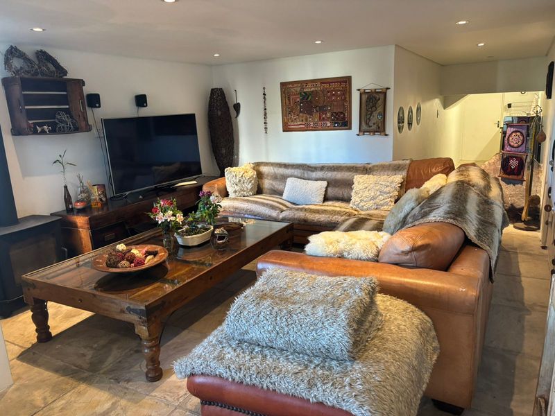 Stylish ad homely bachelor retreat - Photo 3