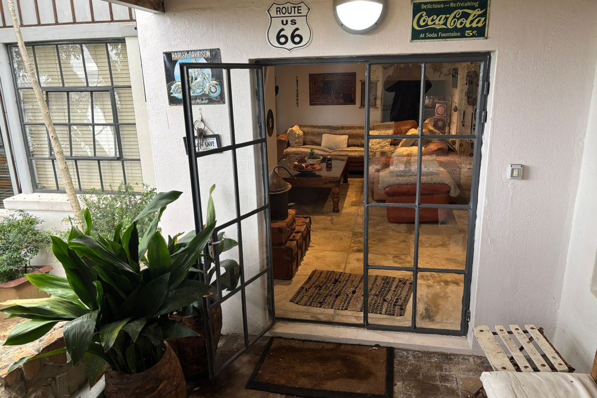 Stylish ad homely bachelor retreat - Photo 2