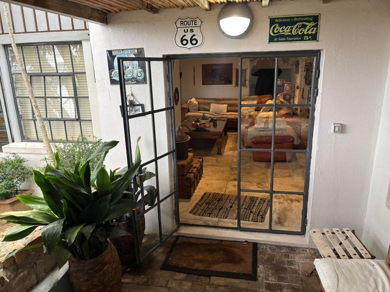 Stylish ad homely bachelor retreat - Photo 2