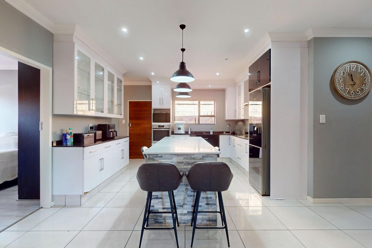 Luxury, Comfort & Effortless Living in the Heart of Jansen Park - Photo 4