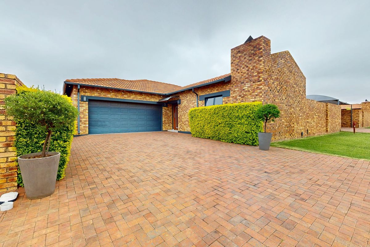 Luxury, Comfort & Effortless Living in the Heart of Jansen Park - Photo 2