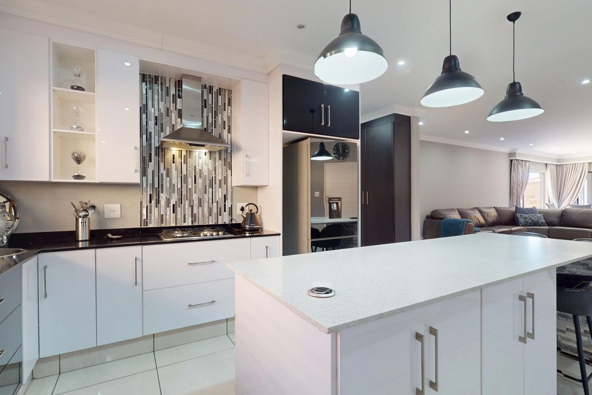 Luxury, Comfort & Effortless Living in the Heart of Jansen Park - Photo 5
