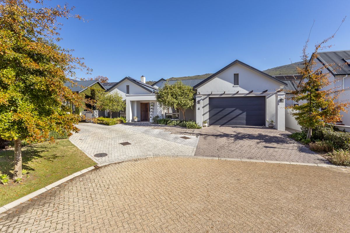 Family Home in prime position with magnificent views - Photo 2