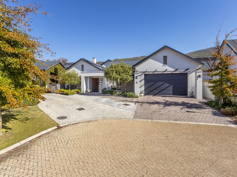 Family Home in prime position with magnificent views - Photo 2