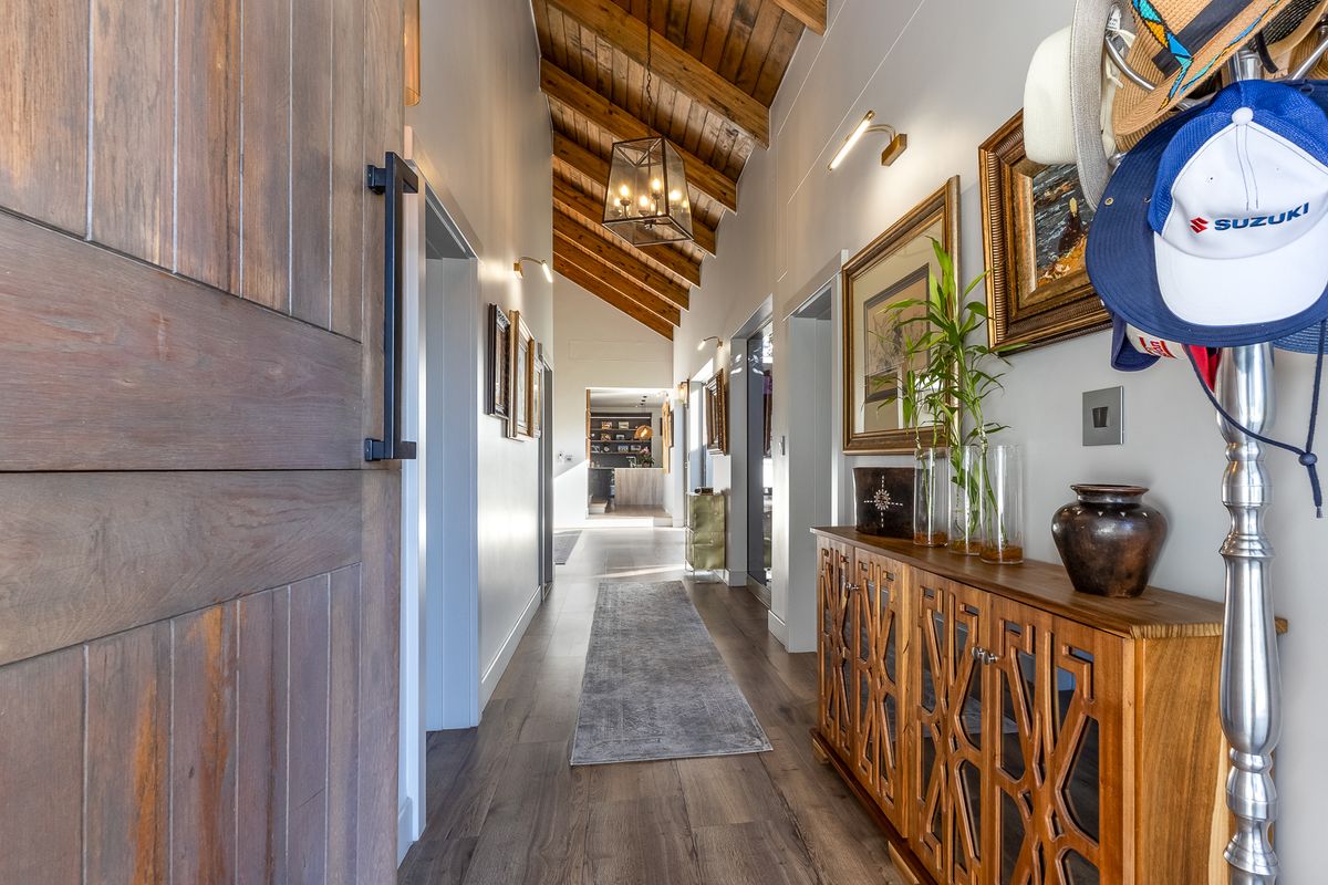 Family Home in prime position with magnificent views - Photo 3