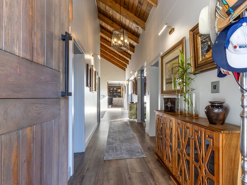Family Home in prime position with magnificent views - Photo 3
