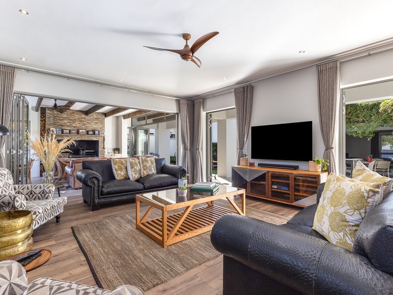Family Home in prime position with magnificent views - Photo 10