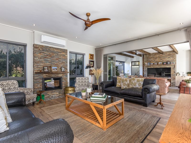 Family Home in prime position with magnificent views - Photo 9