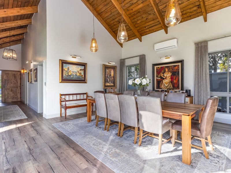 Family Home in prime position with magnificent views - Photo 7