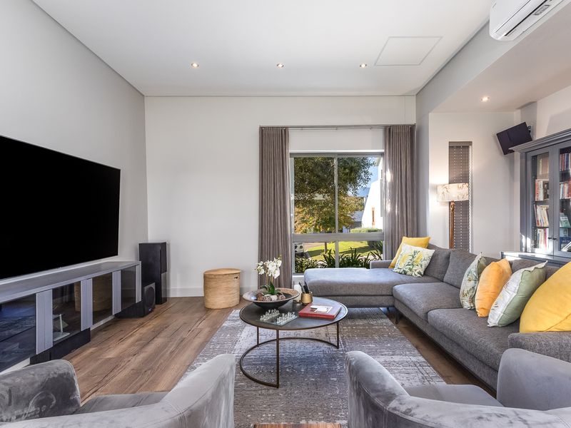 Family Home in prime position with magnificent views - Photo 6