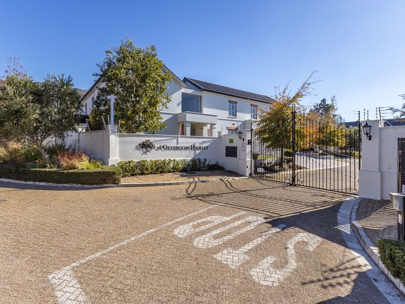 Family Home in prime position with magnificent views - Photo 1