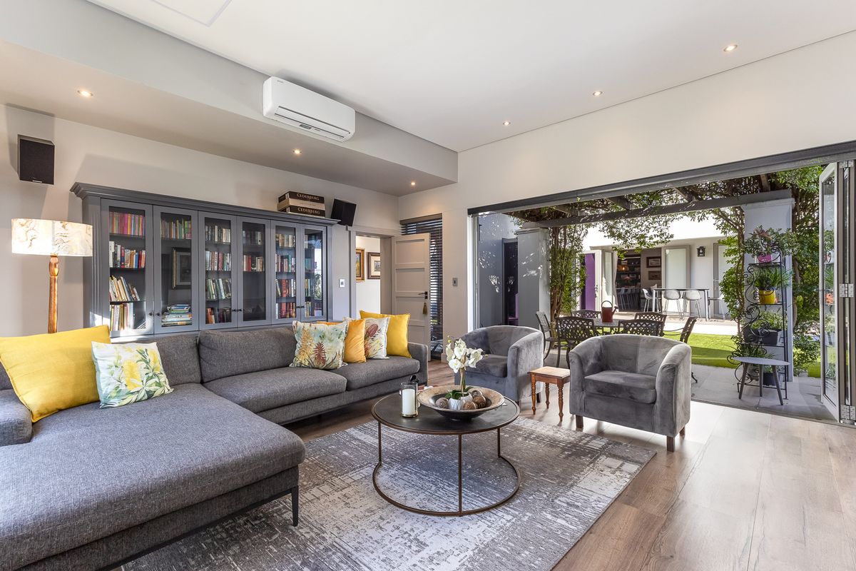 Family Home in prime position with magnificent views - Photo 5