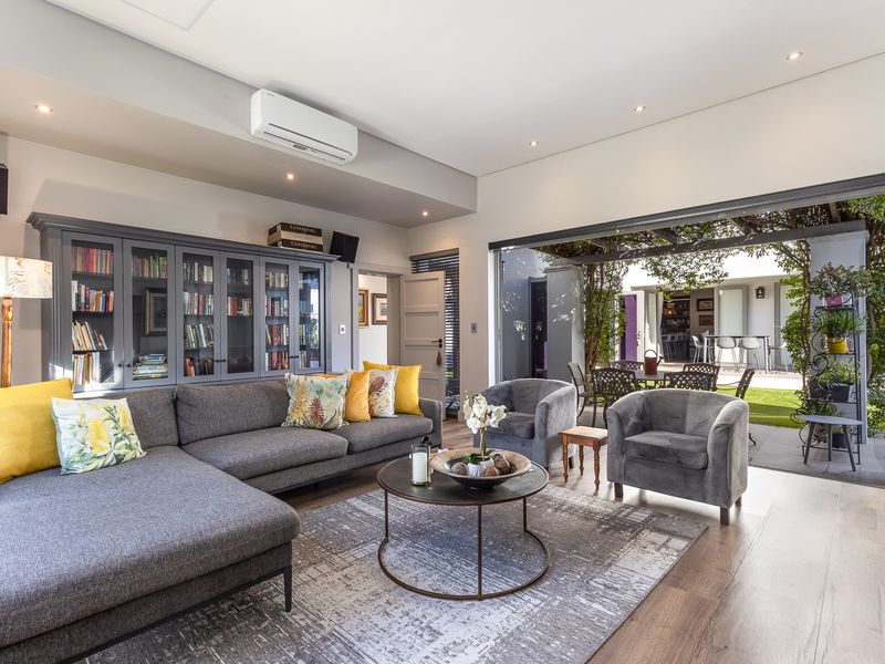 Family Home in prime position with magnificent views - Photo 5