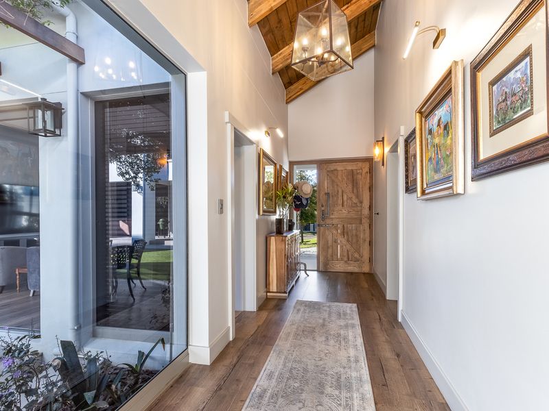 Family Home in prime position with magnificent views - Photo 4