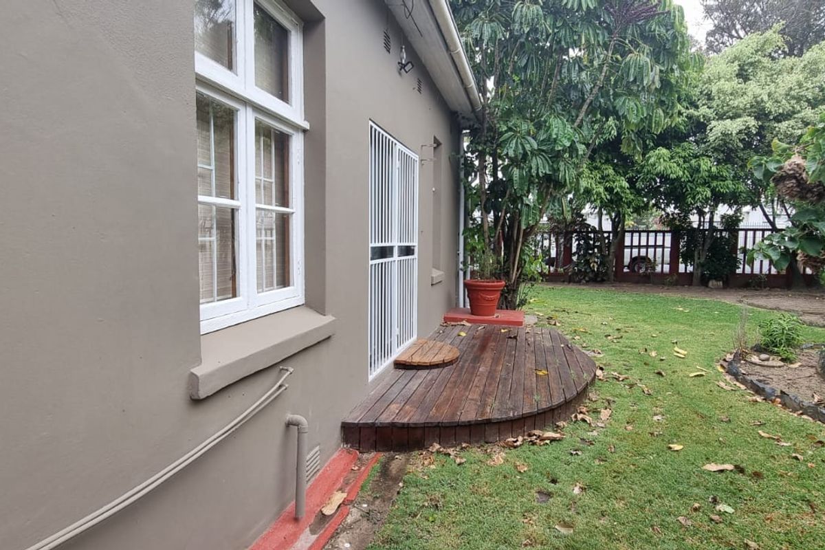 Charming Older Home with 4 Bedrooms to let! - Photo 4