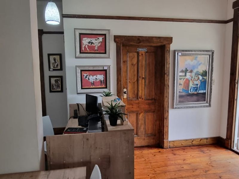 Charming Older Home with 4 Bedrooms to let! - Photo 8