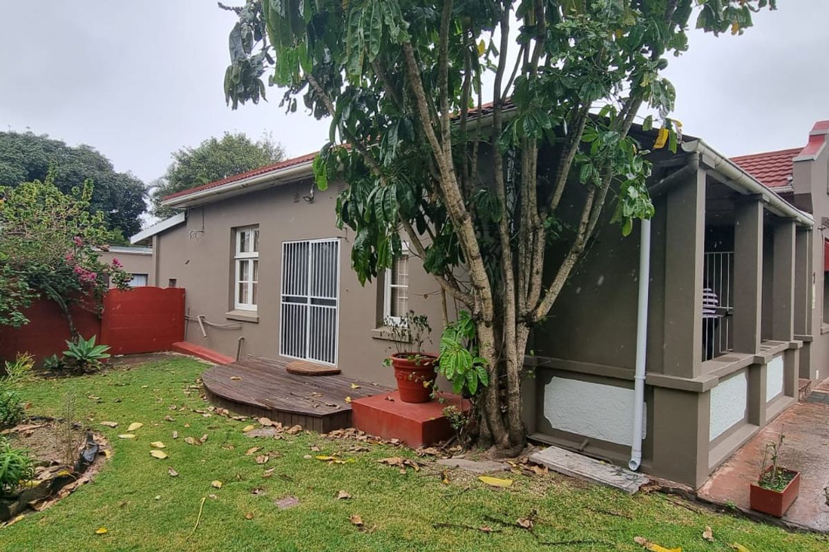 Charming Older Home with 4 Bedrooms to let! - Photo 2