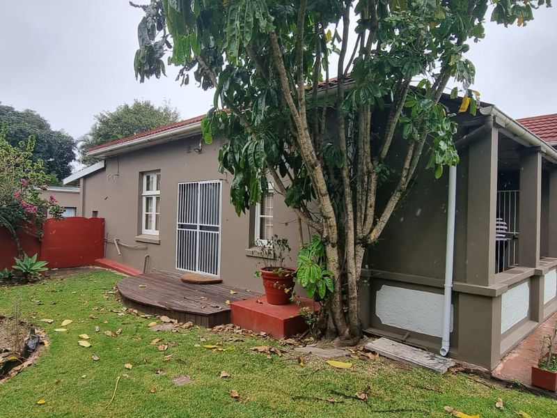 Charming Older Home with 4 Bedrooms to let! - Photo 2