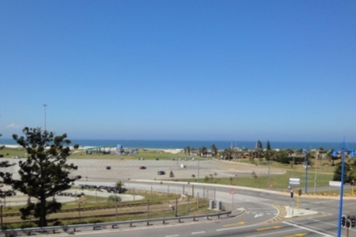Secure and Spacious Two Bedroom Apartment in Humewood - Photo 3