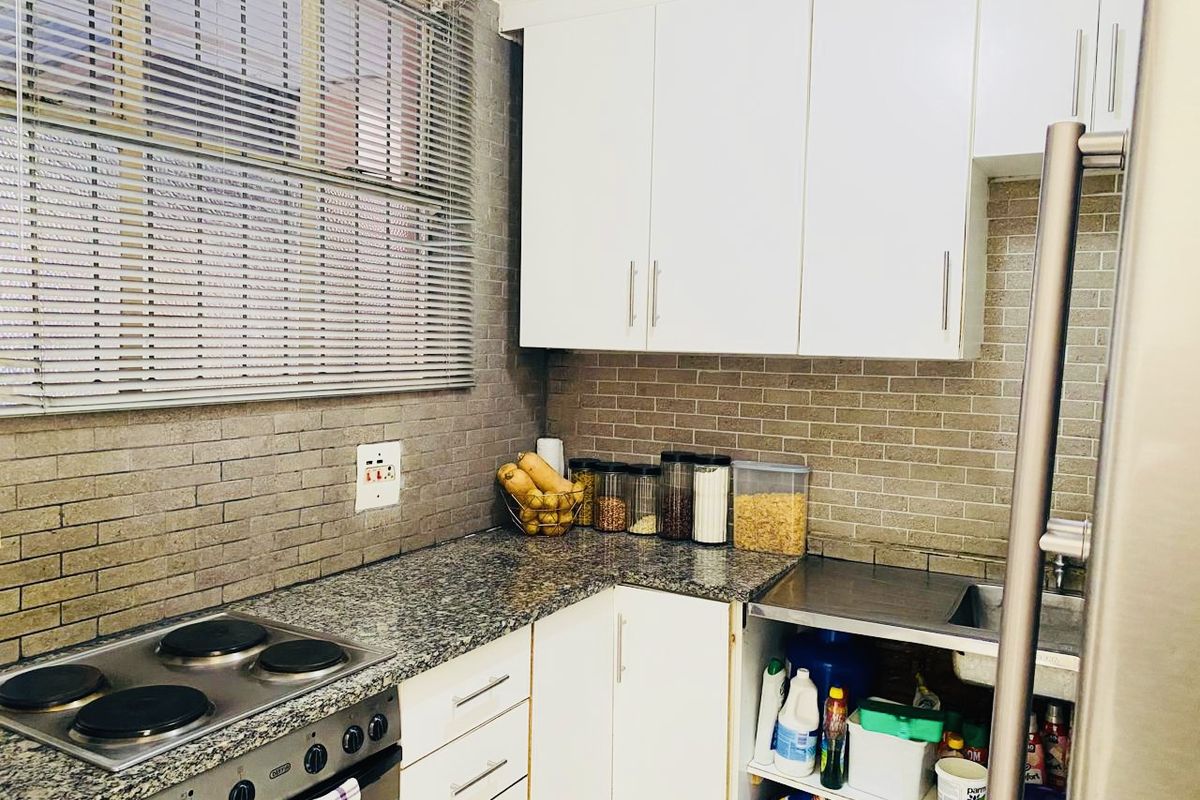 Charming 2-Bedroom Apartment in Morningside – Secure, Well Maintained & Perfect for First-Time Buyer - Photo 2