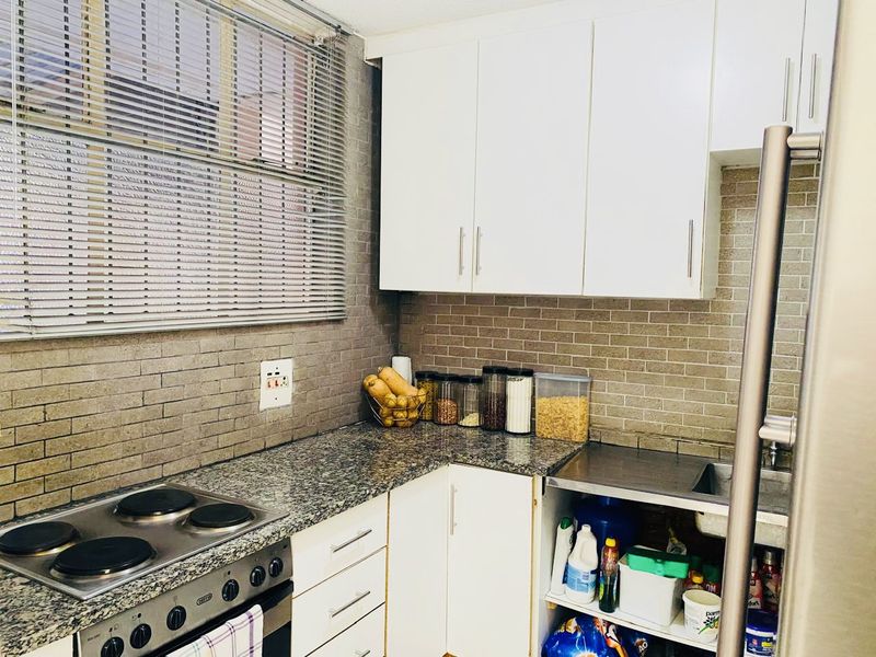 Charming 2-Bedroom Apartment in Morningside – Secure, Well Maintained & Perfect for First-Time Buyer - Photo 2