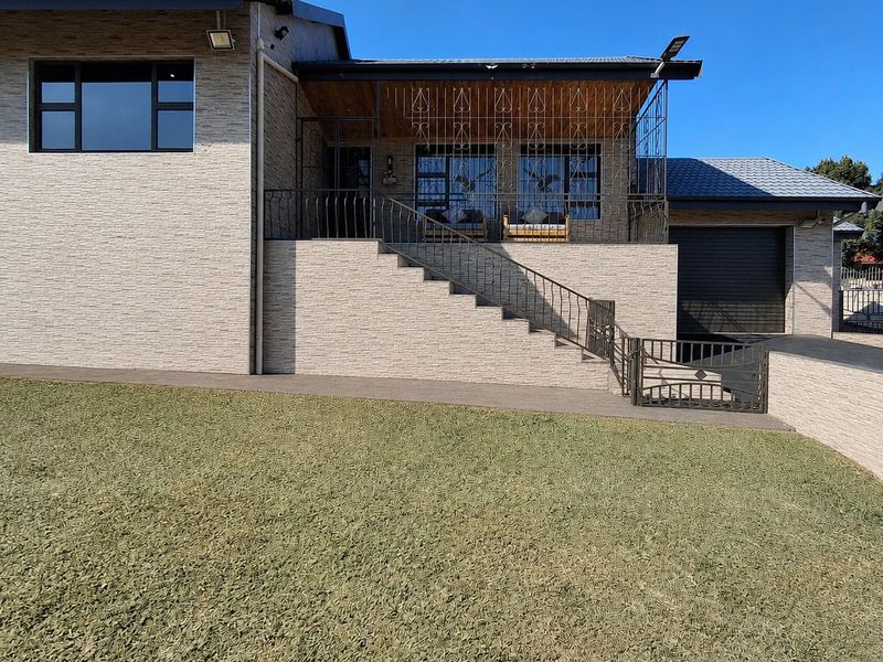 Charming Family home - Photo 1