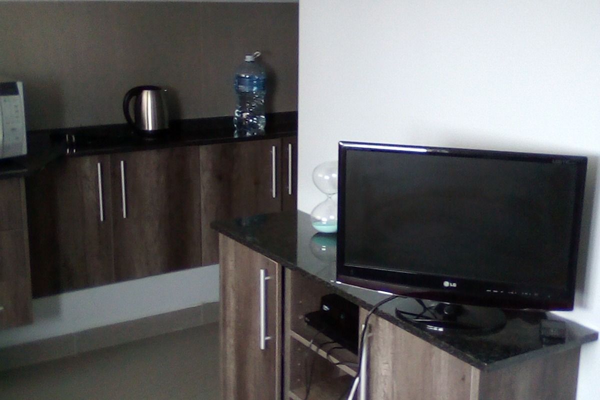 Beachfront Living – Secure 1-Bedroom Apartment - Photo 5
