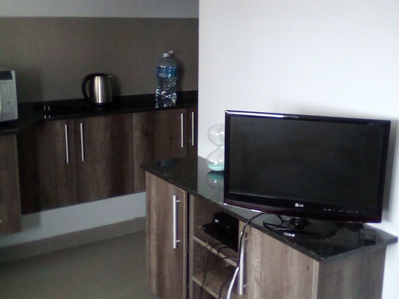 Beachfront Living – Secure 1-Bedroom Apartment - Photo 5