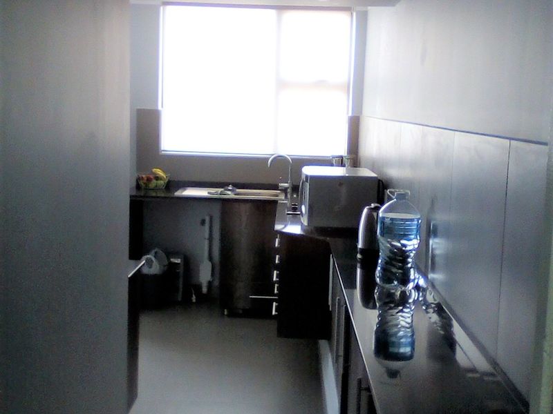 Beachfront Living – Secure 1-Bedroom Apartment - Photo 3