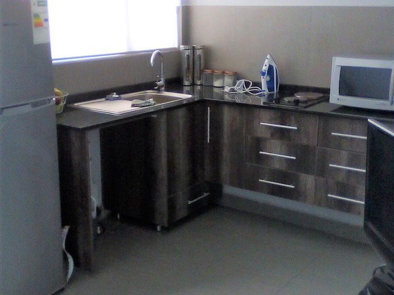 Beachfront Living – Secure 1-Bedroom Apartment - Photo 4