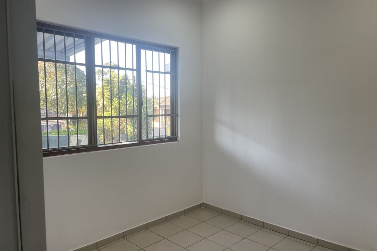 Three Bedroom Unit in Sought after Area - Photo 4