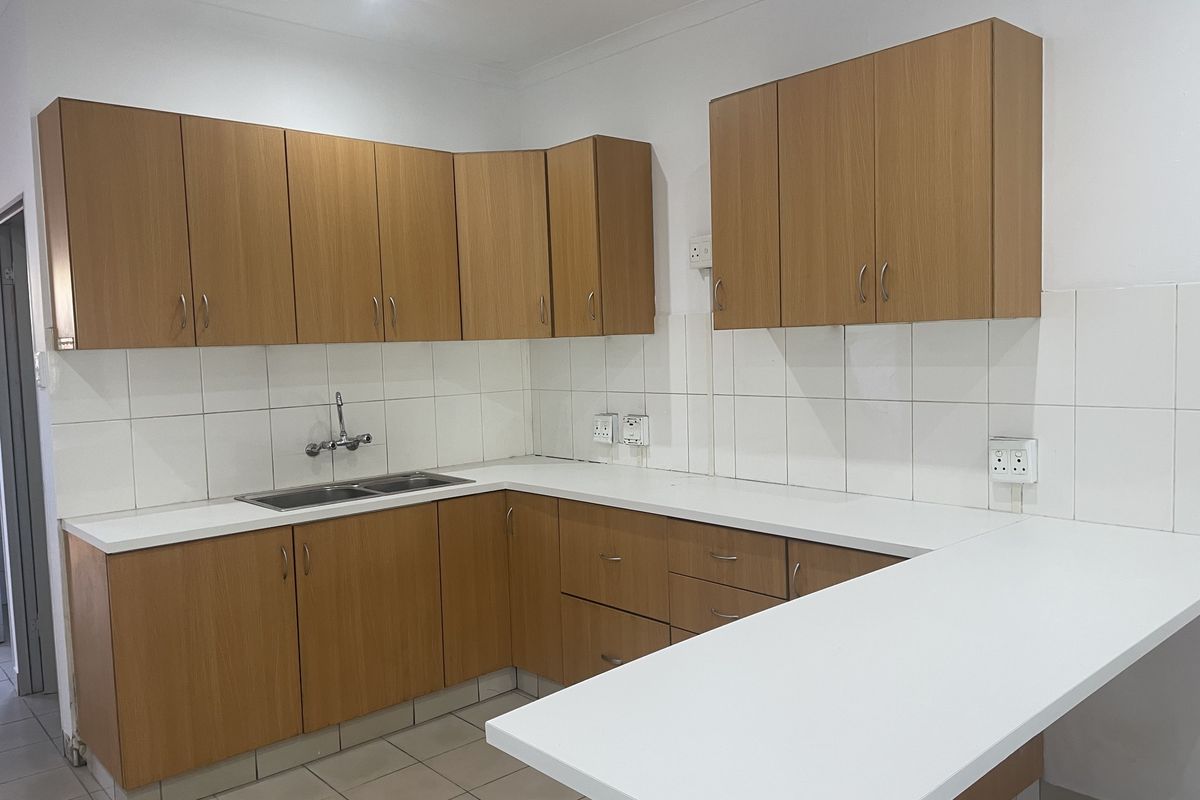 Three Bedroom Unit in Sought after Area - Photo 2