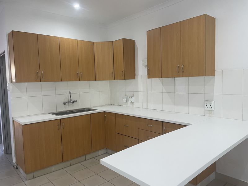 Three Bedroom Unit in Sought after Area - Photo 2